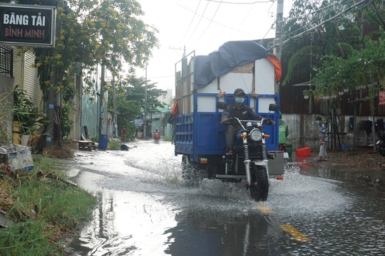 Nhiều đường ở TP HCM ngập nước, cảnh báo mưa giông tại các quận trung tâm - Ảnh 6.