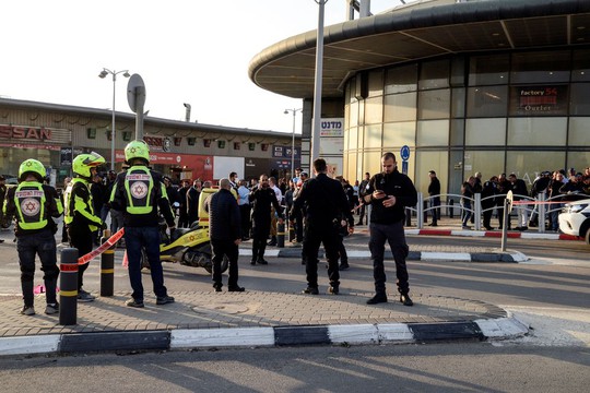 Israel: Tông xe và đâm dao khiến 4 người chết, kẻ ác bị tài xế xe buýt bắn gục - Ảnh 3.