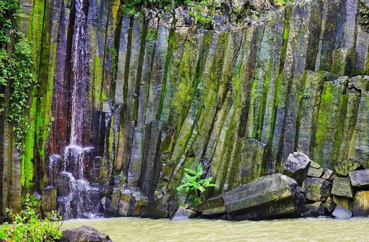 Bất ngờ vẻ đẹp của thác Vực Song, Vực Hòm ở xứ sở hoa vàng cỏ xanh - Ảnh 2.