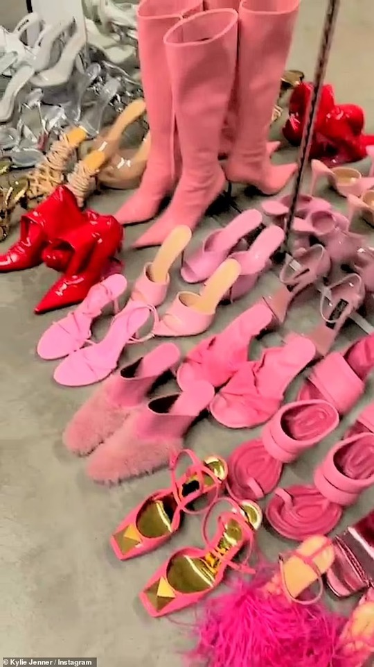 Choáng với tủ giày gần 23 tỉ đồng của siêu mẫu Kylie Jenner - Ảnh 1.