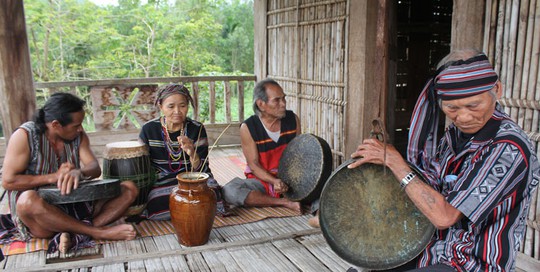 Tiếng chiêng ba mãi ngân vang - Ảnh 2.