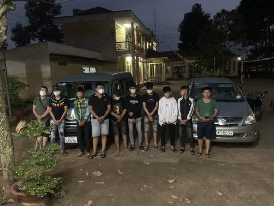CLIP: Nhóm thanh niên tụ tập đua xe trong đêm bị CSGT Đồng Nai bắt giữ - Ảnh 2.