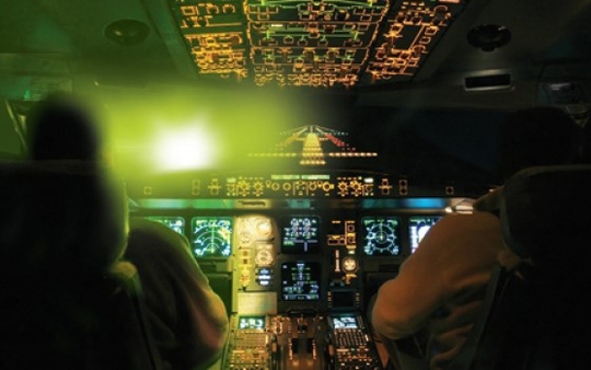 Quảng Nam điều tra đối tượng liên tục chiếu tia laser khi máy bay hạ cánh - Ảnh 1.