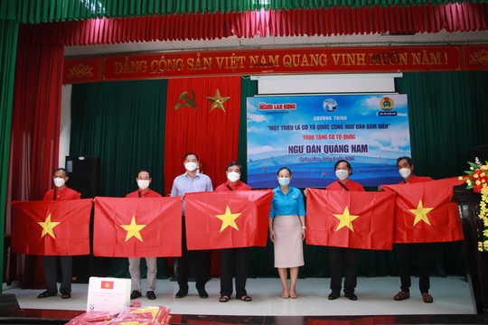 Trao thêm 1.000 lá cờ Tổ quốc cho ngư dân tỉnh Quảng Nam - Ảnh 9.