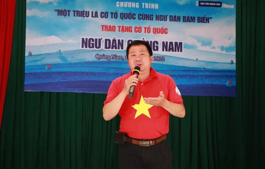 Trao thêm 1.000 lá cờ Tổ quốc cho ngư dân tỉnh Quảng Nam - Ảnh 1.