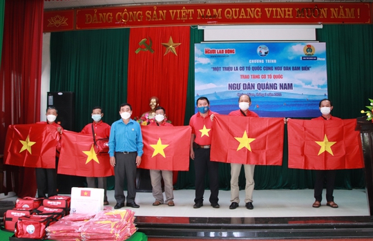 Trao thêm 1.000 lá cờ Tổ quốc cho ngư dân tỉnh Quảng Nam - Ảnh 7.