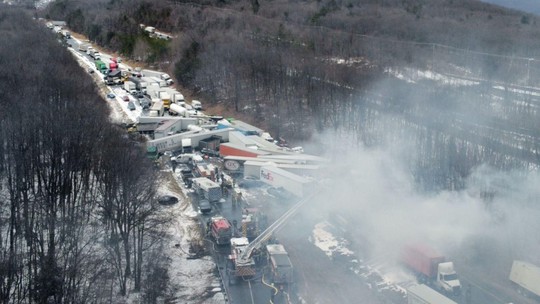Mỹ: Hơn 50 xe đâm nhau bốc cháy, 3 người chết, 20 người bị thương - Ảnh 1.
