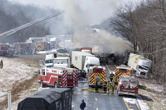 Mỹ: Hơn 50 xe đâm nhau bốc cháy, 3 người chết, 20 người bị thương - Ảnh 2.