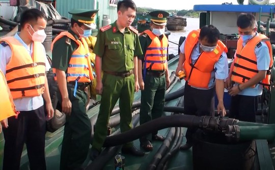 Bộ Công an bắt 200 tấn dầu lậu trên sông Sài Gòn - Ảnh 1.