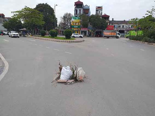 Lại mất nắp cống thoát nước - Ảnh 1.
