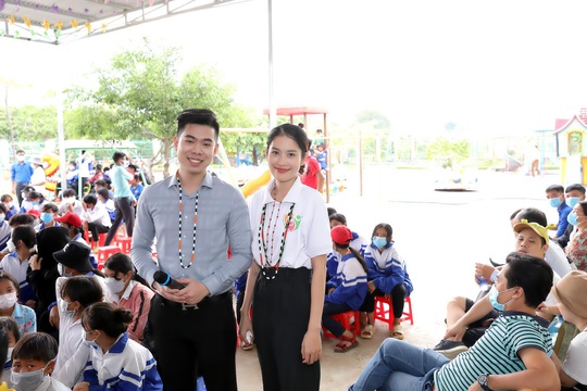 Diễn giả MC Thi Thảo cùng MC Ngọc Phú đồng hành cùng “Nâng bước đến trường” - Ảnh 4.