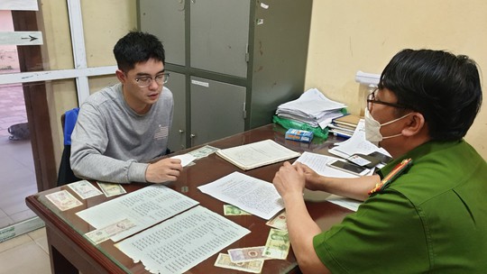 Nam thanh niên táo tợn đổ xăng ra sàn giao dịch để cướp ngân hàng Agribank - Ảnh 1.