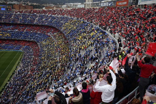 Khán giả đông kỷ lục xem Barcelona đè bẹp Real Madrid ở Champions League nữ - Ảnh 2.