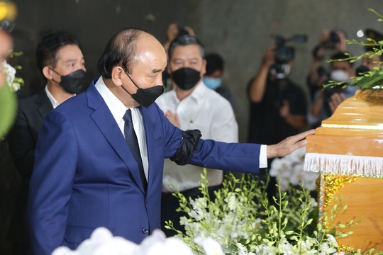 Hình ảnh Chủ tịch nước, lãnh đạo TP HCM viếng ông Lê Hòa Bình - Ảnh 3.