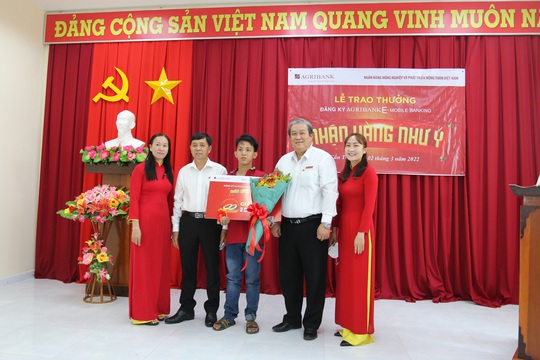 Agribank Cần Thơ II trao 2 chỉ vàng SJC cho khách hàng trúng thưởng - Ảnh 1.