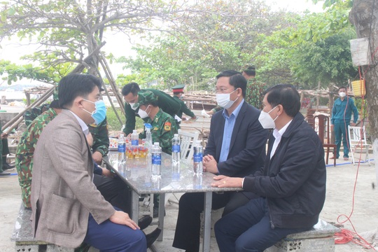 Chủ tịch tỉnh Quảng Nam yêu cầu khẩn trương điều tra vụ chìm ca nô làm 17 người chết - Ảnh 3.