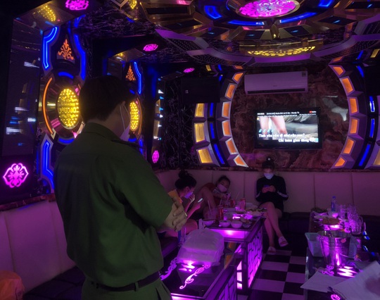 TP HCM: Nhiều quán karaoke tại vùng cam vẫn hoạt động bất chấp quy định - Ảnh 2.