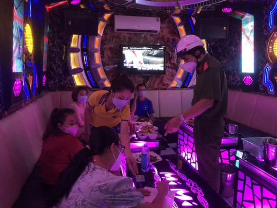 TP HCM: Nhiều quán karaoke tại vùng cam vẫn hoạt động bất chấp quy định - Ảnh 1.