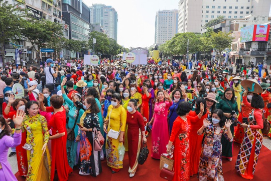 Hơn 2.000 người trong trang phục áo dài diễu hành tại TP HCM - Ảnh 11.