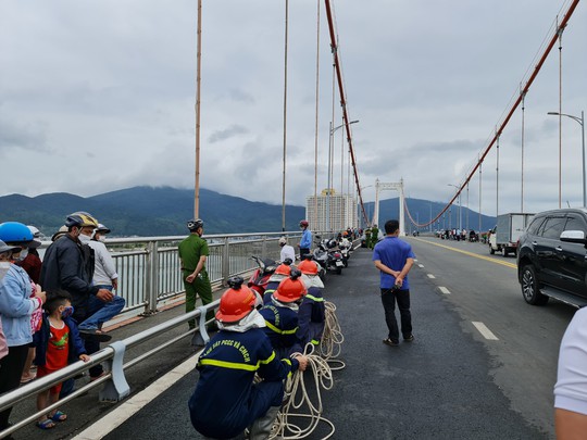 Cái kết buồn của người đàn ông đu lan can cầu Thuận Phước suốt 15 giờ liền - Ảnh 5.