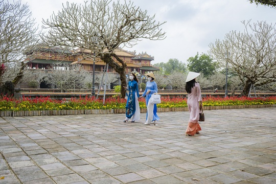 Ngắm du khách mặc áo dài đến Huế trong ngày Quốc tế Phụ nữ - Ảnh 6.