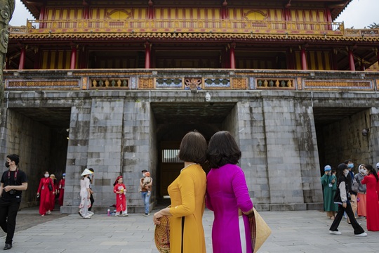 Ngắm du khách mặc áo dài đến Huế trong ngày Quốc tế Phụ nữ - Ảnh 2.