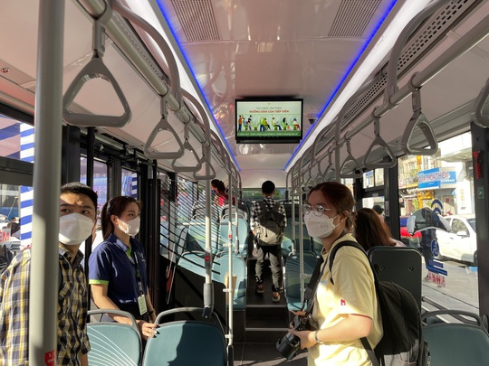 Cận cảnh tuyến xe buýt điện ở TP HCM sẽ lăn bánh ngày mai - Ảnh 5.