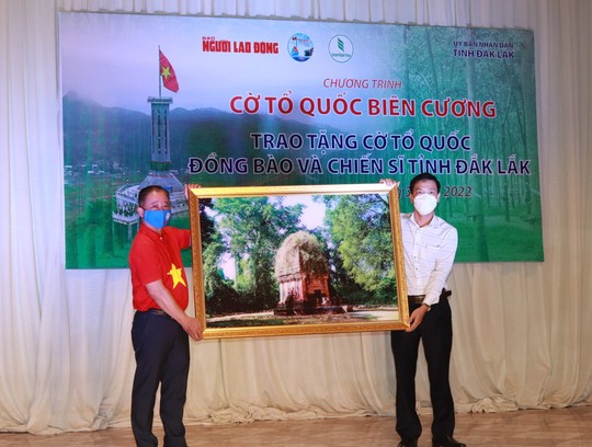 Trao tặng 10.000 lá cờ Tổ quốc cho đồng bào, chiến sĩ vùng biên giới thuộc tỉnh Đắk Lắk - Ảnh 4.