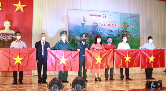Trao tặng 10.000 lá cờ Tổ quốc cho đồng bào, chiến sĩ vùng biên giới thuộc tỉnh Đắk Lắk - Ảnh 1.