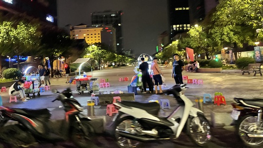 CLIP: Giật mình cảnh nhếch nhác về đêm ở công viên bến Bạch Đằng, phố đi bộ Nguyễn Huệ - Ảnh 7.