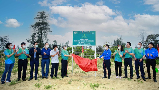 BIDV khánh thành nhà cộng đồng tránh lũ và trồng cây phòng hộ ven biển tại Hà Tĩnh - Ảnh 2.