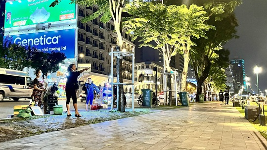 CLIP: Giật mình cảnh nhếch nhác về đêm ở công viên bến Bạch Đằng, phố đi bộ Nguyễn Huệ - Ảnh 4.