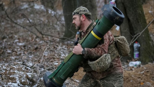 Mỹ hứa bơm vũ khí mỗi ngày, Nga tố Ukraine dàn dựng - Ảnh 1.