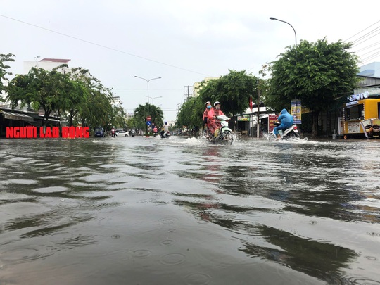 CLIP: Mưa cực lớn, đường phố Bạc Liêu chìm trong biển nước - Ảnh 14.