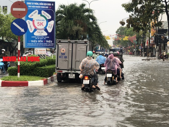 CLIP: Mưa cực lớn, đường phố Bạc Liêu chìm trong biển nước - Ảnh 7.