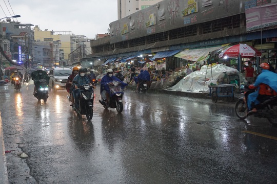 TP HCM mưa lớn sau những ngày nắng nóng, nhiều tuyến đường ùn tắc - Ảnh 9.