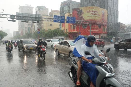 TP HCM mưa lớn sau những ngày nắng nóng, nhiều tuyến đường ùn tắc - Ảnh 8.
