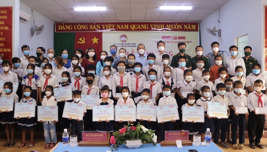50 suất học bổng đến với học sinh dân tộc thiểu số vùng biên giới Bình Phước - Ảnh 8.