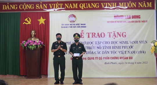 50 suất học bổng đến với học sinh dân tộc thiểu số vùng biên giới Bình Phước - Ảnh 9.