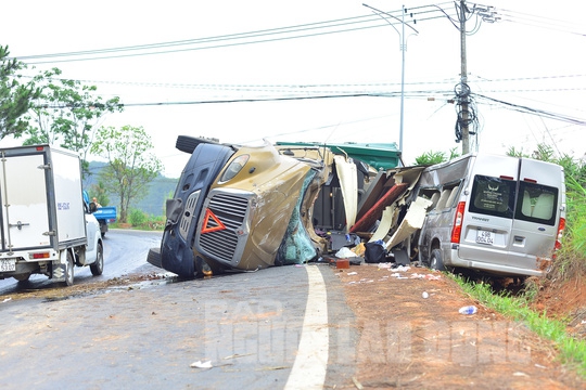 Tai nạn nghiêm trọng trên đèo Mimosa Đà Lạt, 7 người bị thương - Ảnh 1. Tai nạn nghiêm trọng trên đèo Mimosa Đà Lạt, 7 người bị thương - Ảnh 1.