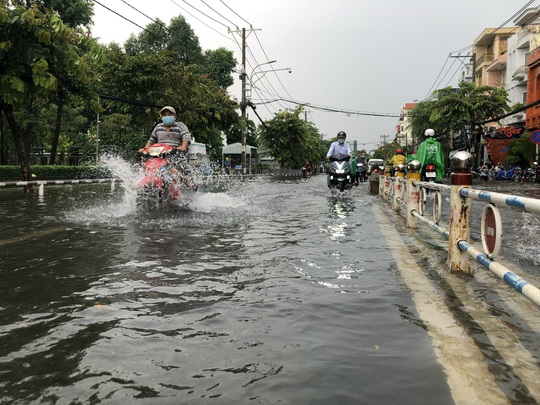 CLIP: Người dân nhiều nơi ở TP HCM, Bình Dương ngụp lặn sau cơn mưa lớn - Ảnh 8.