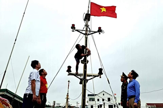 Trao tặng ngư dân tỉnh Nghệ An 5.000 lá cờ Tổ quốc - Ảnh 7.