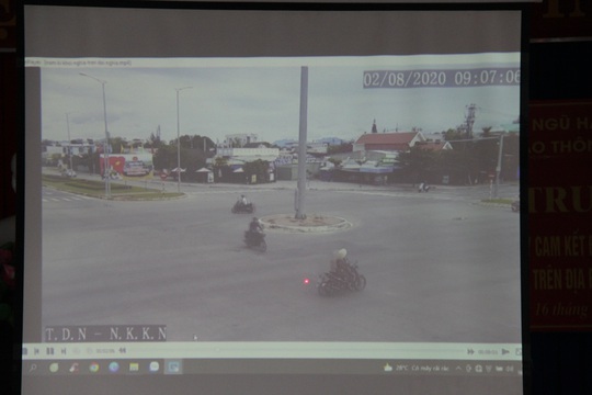 Đà Nẵng: CSGT cho tài xế xem clip tai nạn để tuyên truyền an toàn giao thông - Ảnh 2.