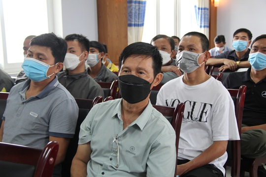 Đà Nẵng: CSGT cho tài xế xem clip tai nạn để tuyên truyền an toàn giao thông - Ảnh 4.