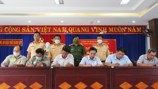Đà Nẵng: CSGT cho tài xế xem clip tai nạn để tuyên truyền an toàn giao thông - Ảnh 5.