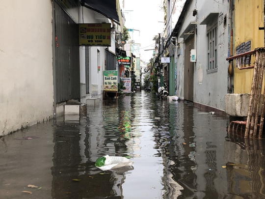 CLIP: Người dân nhiều nơi ở TP HCM, Bình Dương ngụp lặn sau cơn mưa lớn - Ảnh 11.