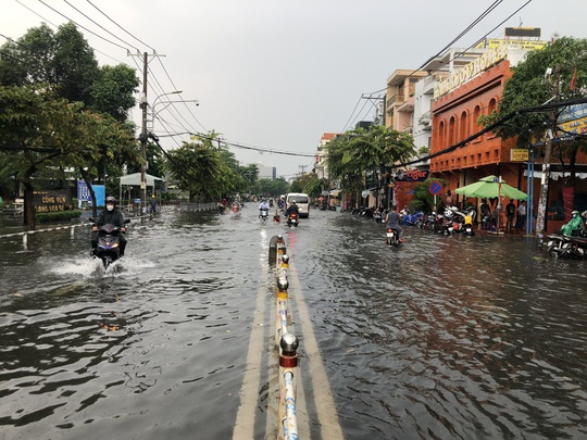 CLIP: Người dân nhiều nơi ở TP HCM, Bình Dương ngụp lặn sau cơn mưa lớn - Ảnh 9.