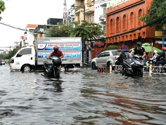 CLIP: Người dân nhiều nơi ở TP HCM, Bình Dương ngụp lặn sau cơn mưa lớn - Ảnh 10.