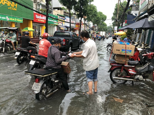 CLIP: Người dân nhiều nơi ở TP HCM, Bình Dương ngụp lặn sau cơn mưa lớn - Ảnh 5.