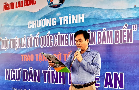 Trao tặng ngư dân tỉnh Nghệ An 5.000 lá cờ Tổ quốc - Ảnh 3.